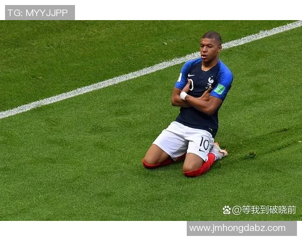 全球足坛九大巨星精彩对比分析 揭秘他们如何主宰绿茵场