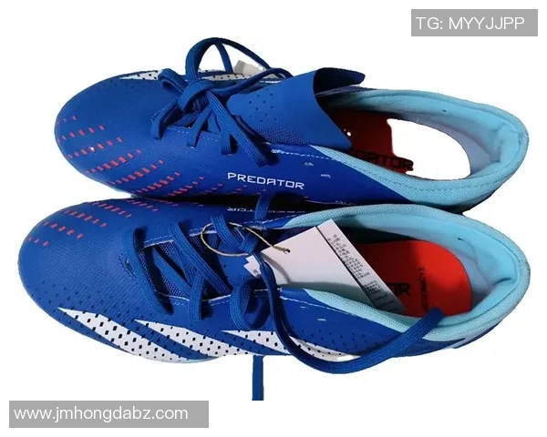 球星穿的是铁钉足球鞋吗解析不同类型足球鞋对运动表现的影响