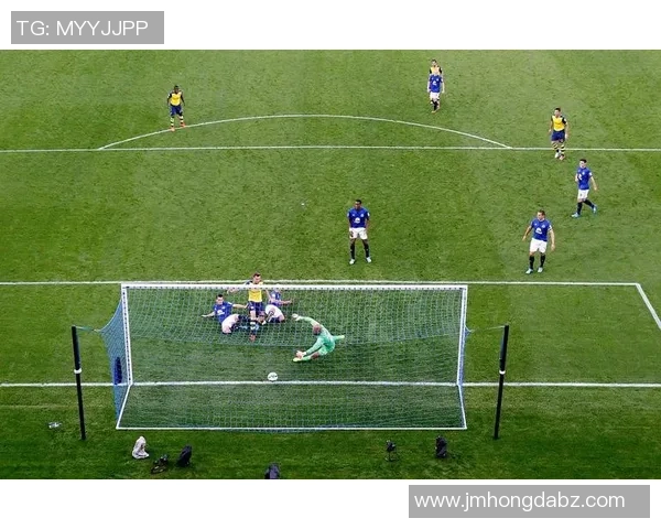 足球明星脚大小差异揭秘 如何影响球场表现与技巧发挥