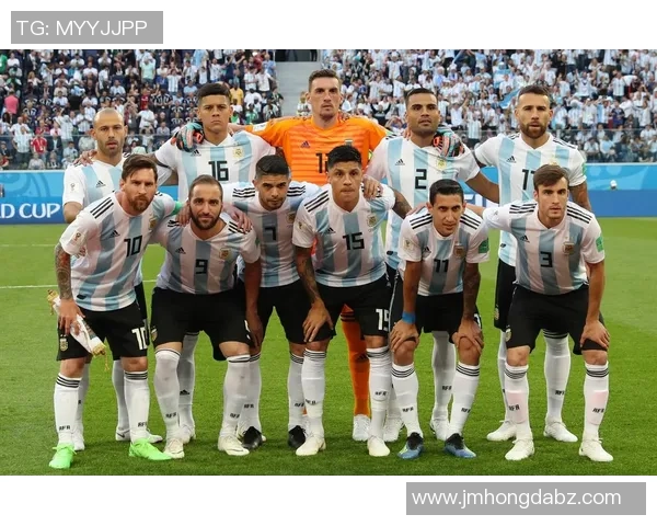 街头足球传奇：从普通球员到街头表演明星的奋斗之路